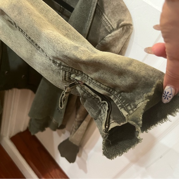 FREE PEOPLE Army Green Cropped asymmetrical Jean jacket, size XS - Picture 4 of 6